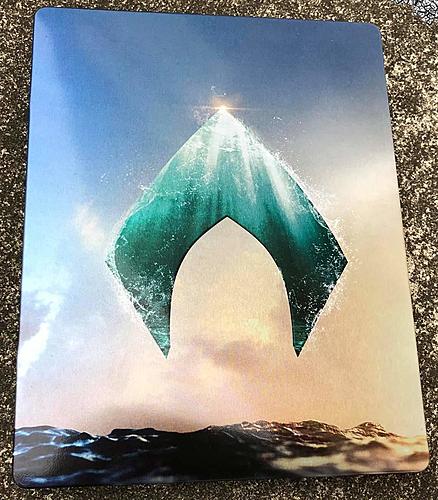 Klicke auf die Grafik für eine vergrößerte Ansicht  Name: Aquaman-steelbook-DE-3.jpg Ansichten: 1 Größe: 216,6 KB ID: 85162