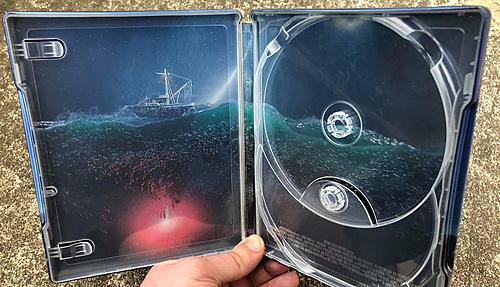 Klicke auf die Grafik für eine vergrößerte Ansicht  Name: Aquaman-steelbook-DE-5.jpg Ansichten: 1 Größe: 186,3 KB ID: 85164