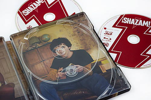 Klicke auf die Grafik für eine vergrößerte Ansicht

Name: fotografias-del-steelbook-de-shazam-en-blu-ray-3d-original.jpg
Ansichten: 69
Größe: 217,2 KB
ID: 142725