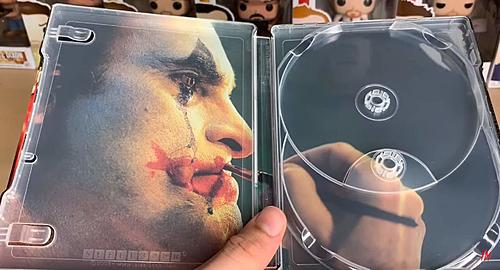 Klicke auf die Grafik für eine vergrößerte Ansicht  Name: Joker-steelbook-BestBuy-3.jpg Ansichten: 1 Größe: 156,3 KB ID: 184794