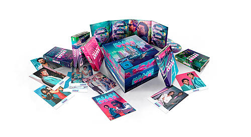 Klicke auf die Grafik für eine vergrößerte Ansicht  Name: Miami-Vice_Ultimate-Edition_Packshot_2.jpg Ansichten: 1 Größe: 482,9 KB ID: 268092