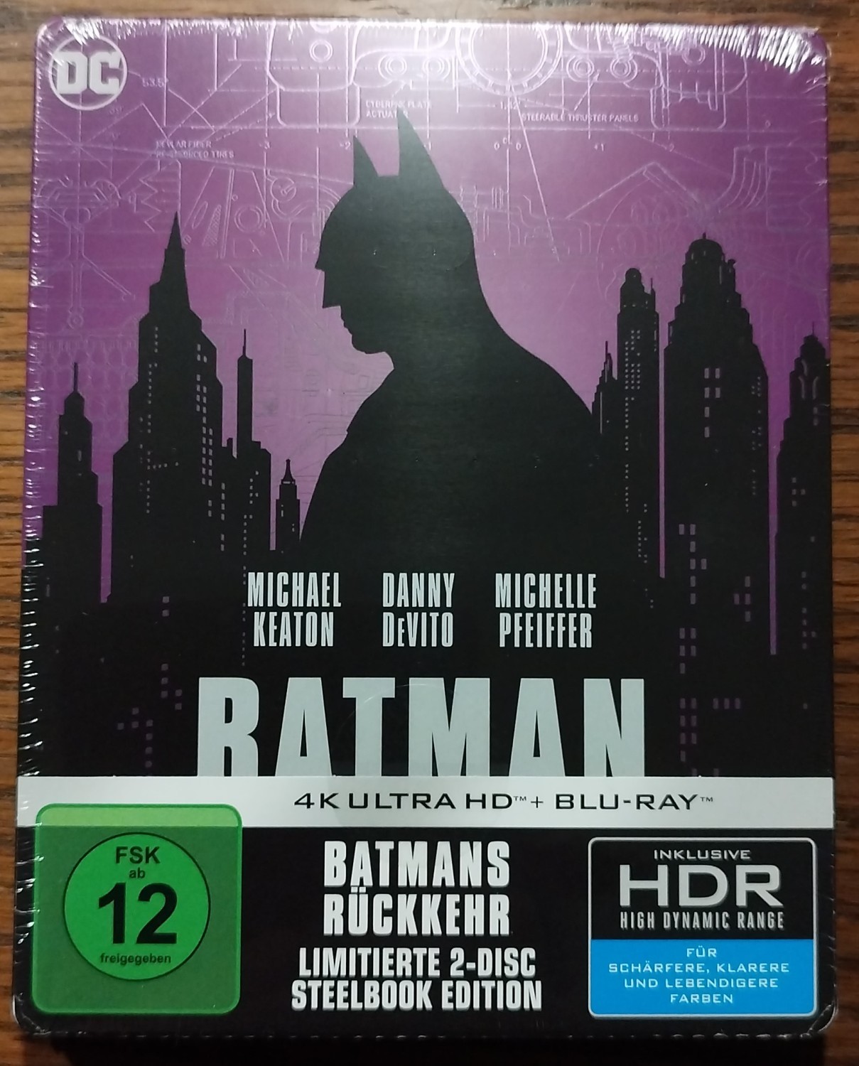 Klicke auf die Grafik für eine vergrößerte Ansicht

Name: Batmans Rückkehr - Cover 01.jpg
Ansichten: 63
Größe: 283,8 KB
ID: 377415